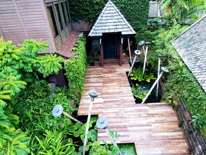 Salas de tratamiento para parejas, una bañera de hidromasaje