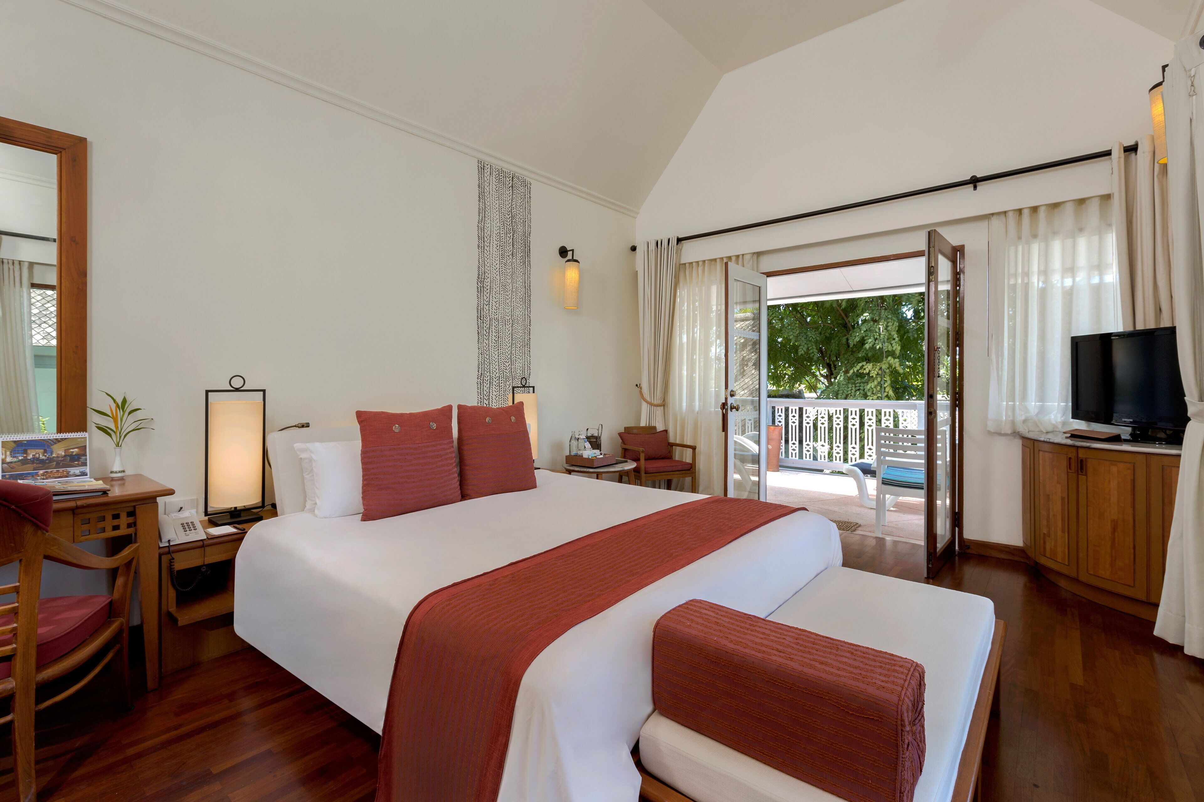 Frigobar, cofres nos quartos, escrivaninha, quartos à prova de som