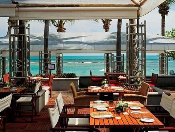 Sarapan prasmanan setiap hari (THB 600 per orang)