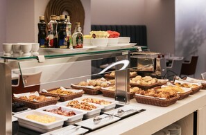 Petit déjeuner buffet (12 EUR par personne)