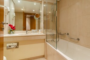 Ensemble douche/baignoire, sèche-cheveux, bidet, serviettes fournies