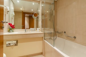 Combined shower/bathtub, hair dryer, bidet, towels