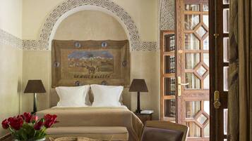 Deluxe dubbelrum | Tempur-Pedic-madrasser, minibar och vÀrdeförvaringsskÄp pÄ rummet