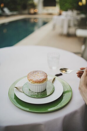 Der serveres frokost og middelhavsretter med udendørs servering 