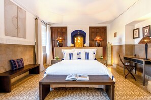 Suite, terras | Tempur Pedic-bedden, een minibar, een kluis op de kamer