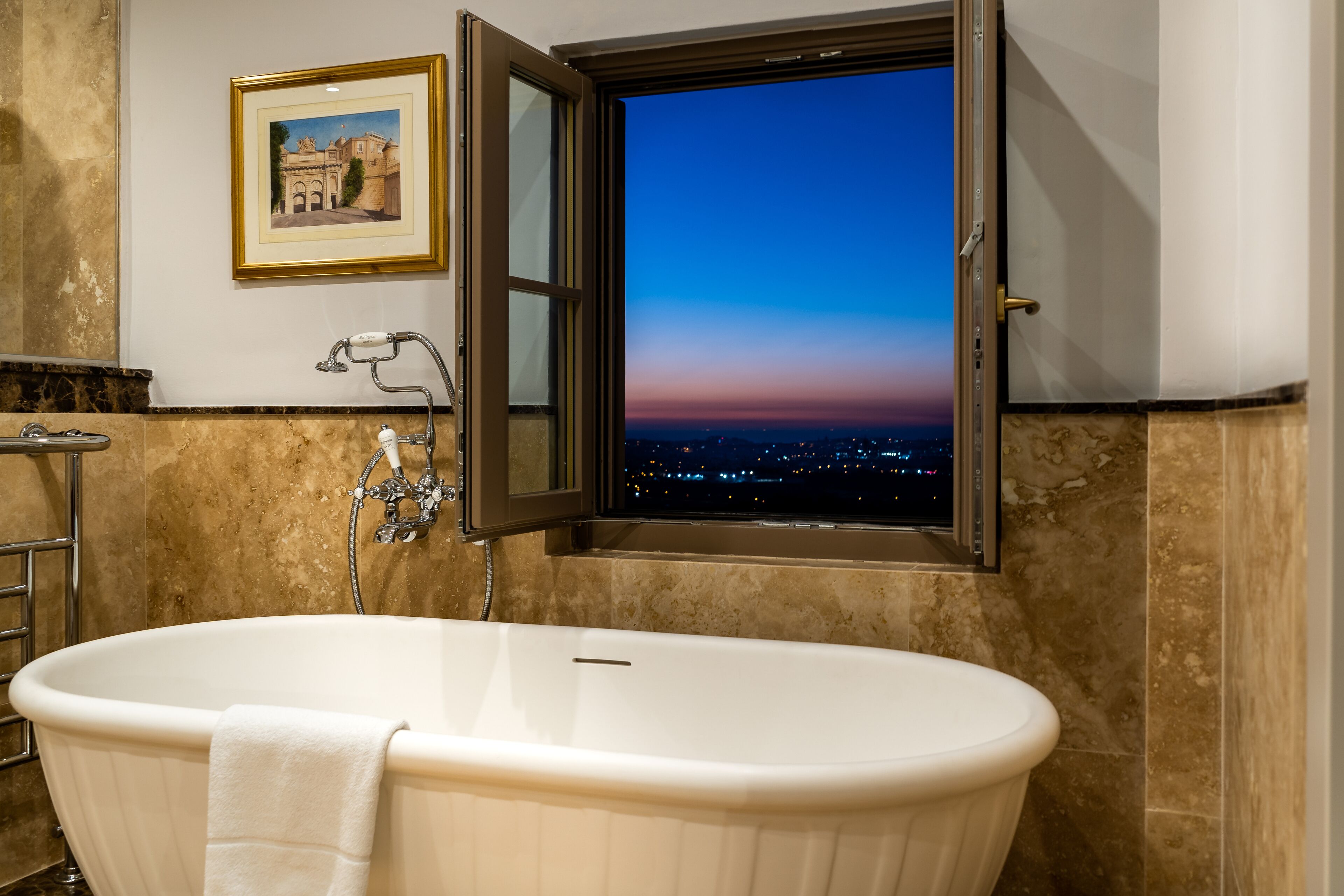 executive suite | bathroom | combined shower/bathtub, free toiletries, hair dryer, bathrobes