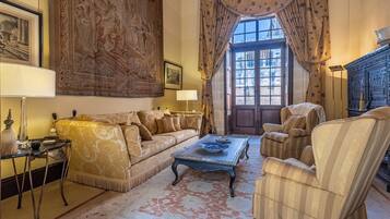 Suite | Woonruimte | Een 50-inch lcd-televisie met kabelzenders en televisie