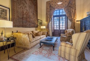 Bastion Chateaux | Área de sala de estar | Televisión LCD de 50 pulgadas con canales por cable y televisión 