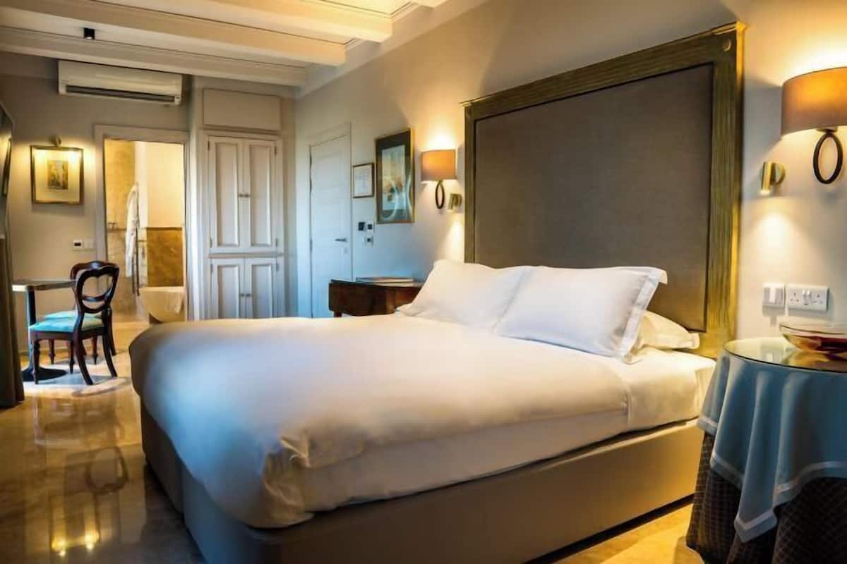Ropa de cama de alta calidad, caja fuerte, cortinas opacas