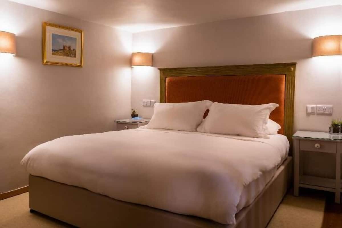 Premium bedding, in-room safe, blackout drapes, iron/ironing board
