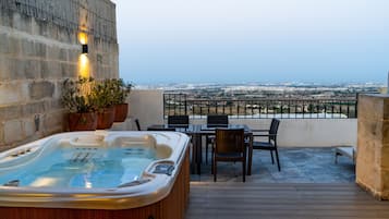 Executive suite, terras (Jacuzzi) | Terras