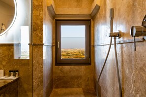 Habitación Deluxe | Baño | Tina con regadera, amenidades de baño gratuitas, secadora de cabello 