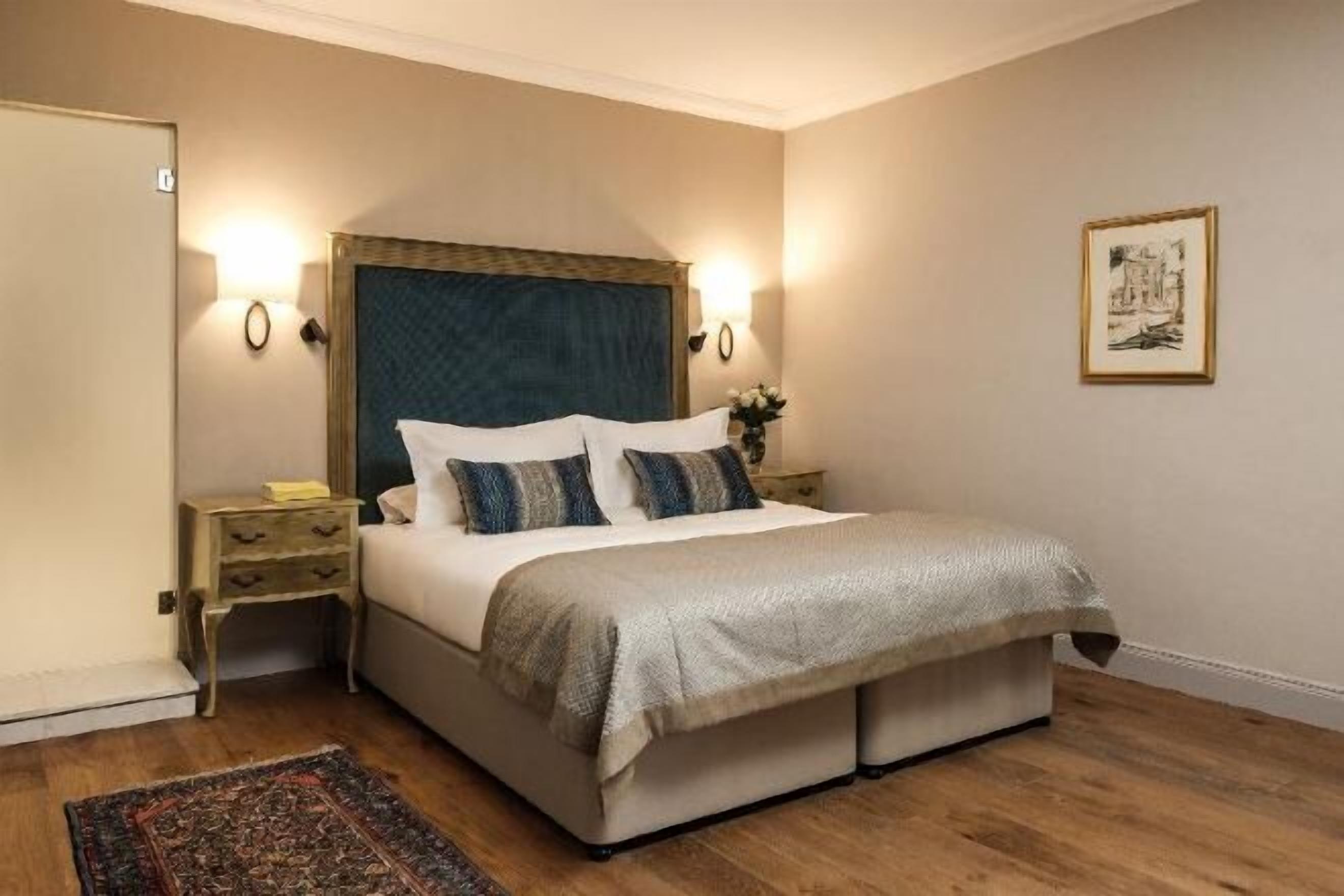 Ropa de cama de alta calidad y caja de seguridad en la habitación 