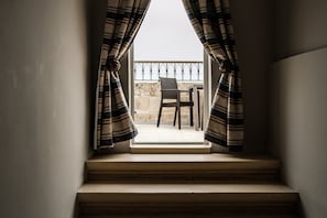 Deluxe-sviitti, poreamme (Terrace) | Ylelliset vuodevaatteet, tallelokero huoneessa, pimennysverhot