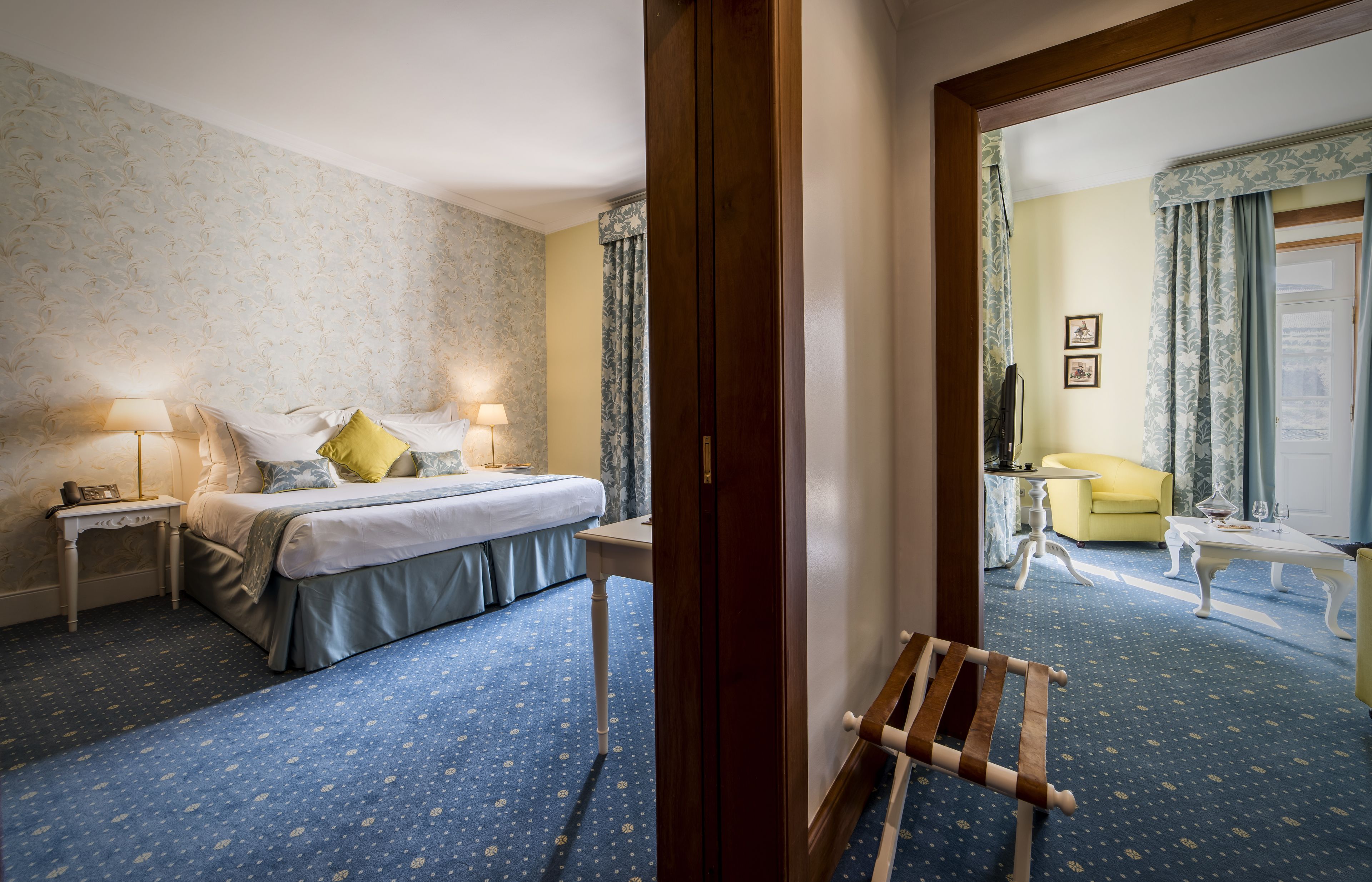 deluxe suite, balcony, river view | hypo-allergenic bedding, minibar, in-room safe, desk