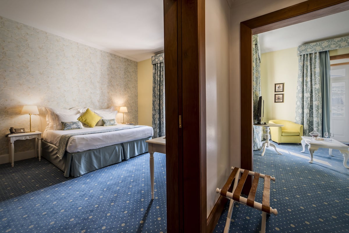 deluxe suite, balcony, river view | hypo-allergenic bedding, minibar, in-room safe, desk