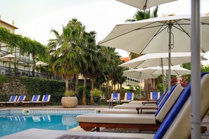 Outdoor pool, pool umbrellas, sun loungers - The Vintage House - Douro (Alijó)