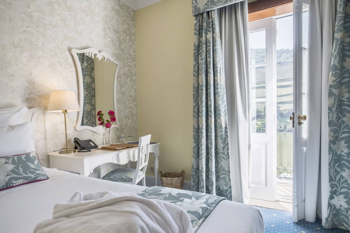 hypo-allergenic bedding, minibar, in-room safe, desk