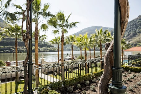 Vista desde la propiedad. The Vintage House - Douro