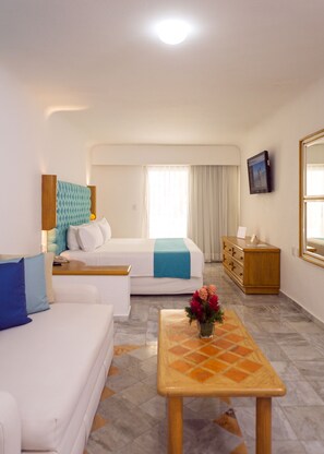 Studio | Free minibar, in-room safe, desk, blackout drapes