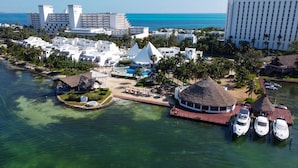Eine Vogelperspektive eines Resorts mit Pool, Strand und Booten.