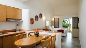 Family Junior Suite | Artículos del minibar gratis y caja de seguridad en la habitación