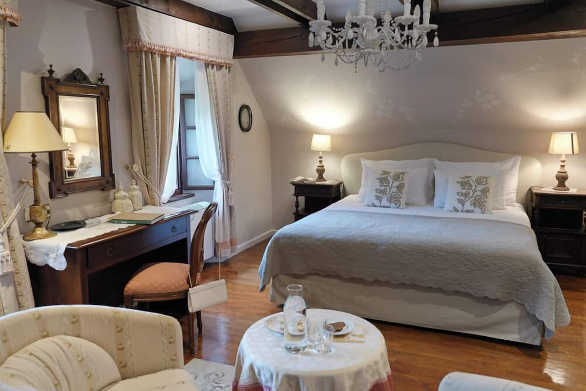 superior double room | minibar, in-room safe, individually decorated, individually furnished