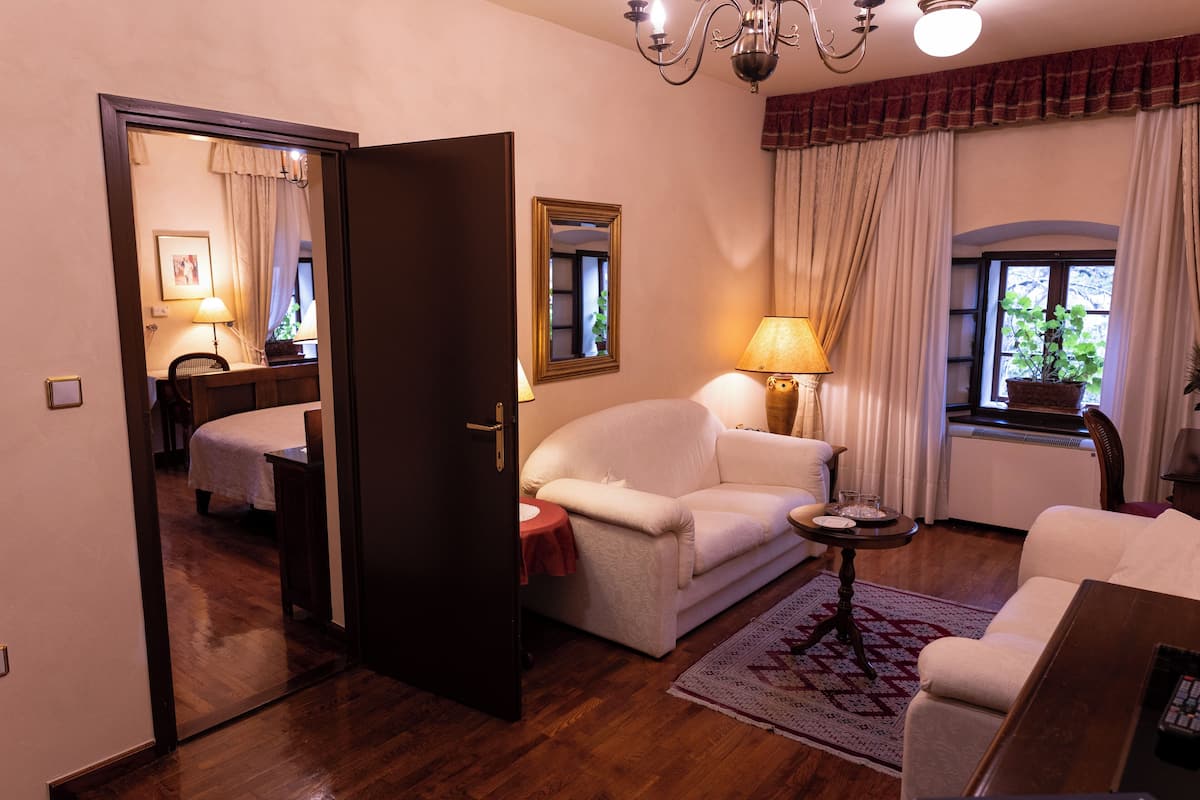 deluxe double room | minibar, in-room safe, individually decorated, individually furnished