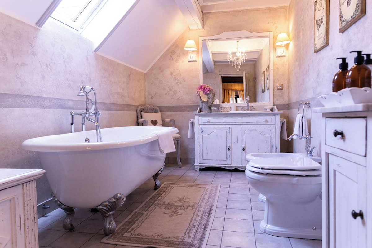 superior double room | bathroom | free toiletries, hair dryer, bathrobes, slippers