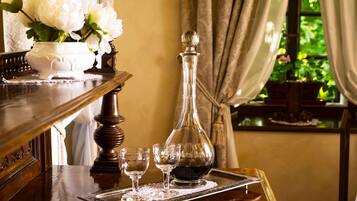 Deluxe Double Room | Minibar, in-room safe, individually decorated, individually furnished