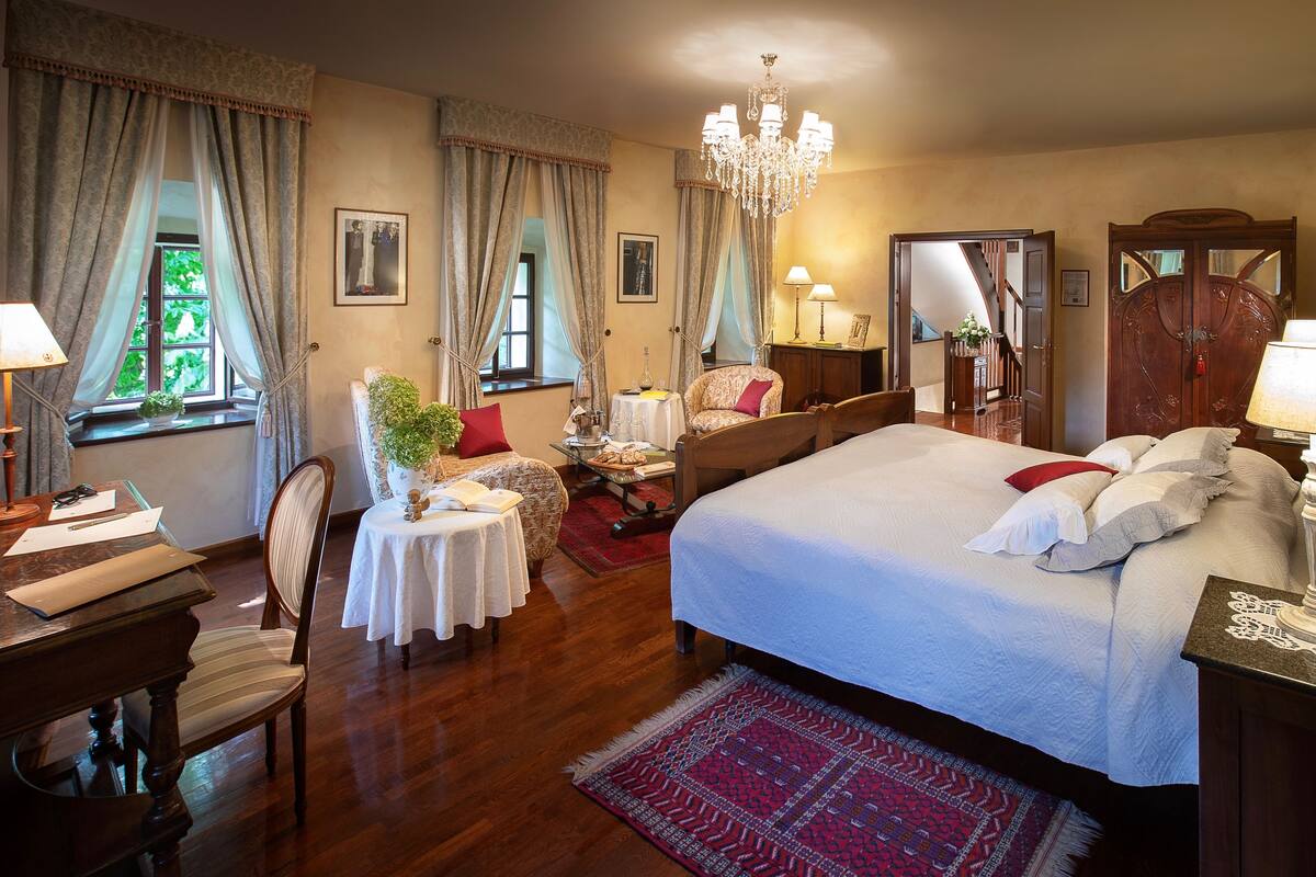 deluxe double room | minibar, in-room safe, individually decorated, individually furnished