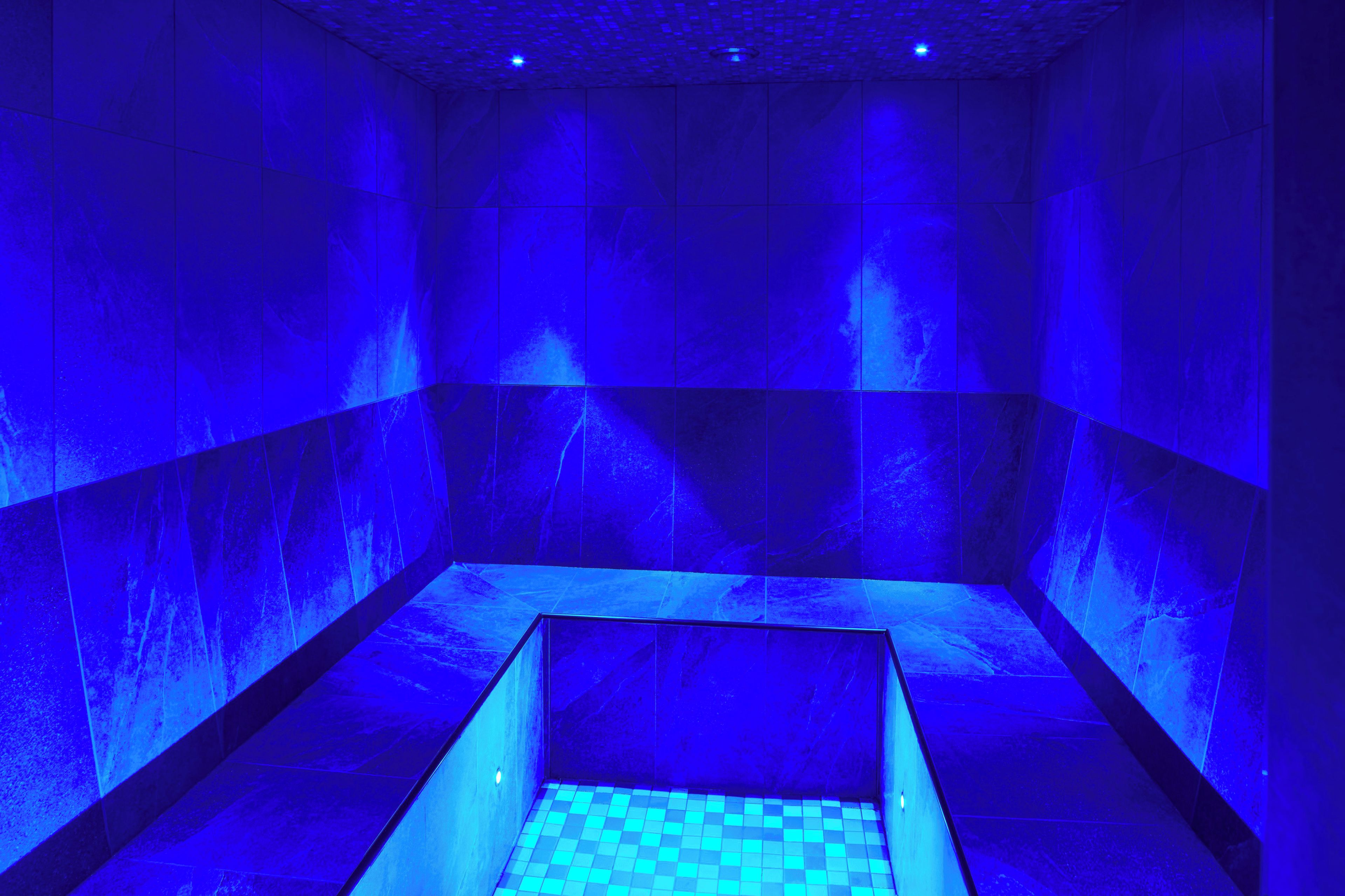 A room with a checkered floor and walls painted in a uniform blue color.