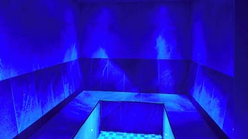 Una habitación con piso de cuadros y paredes pintadas de azul.