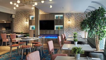 Σερβίρεται πρωινό, μεσημεριανό και βραδινό, με τοπική κουζίνα