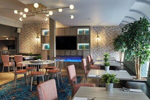 供應早餐、午餐和晚餐，當地料理