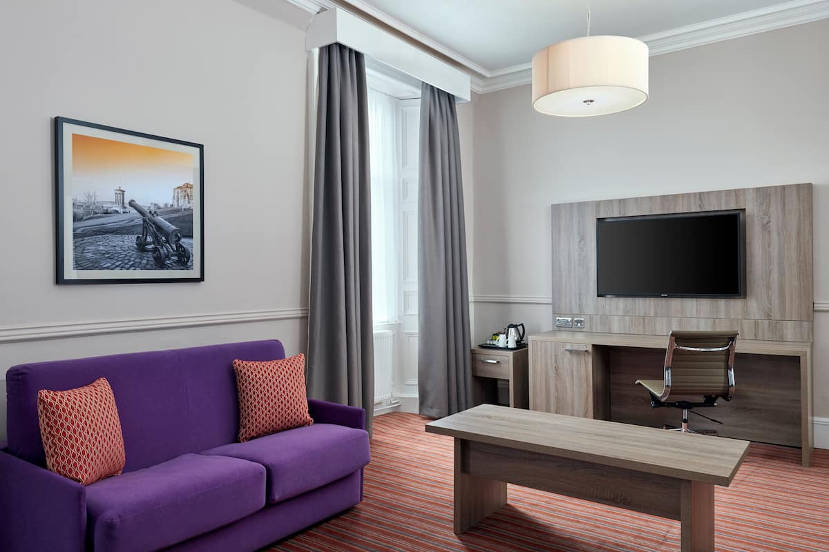 Coffres-forts dans les chambres, bureau, fer et planche à repasser