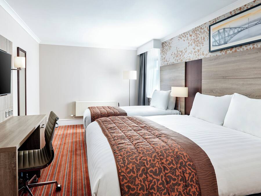 Zimmersafe, Schreibtisch, Bügeleisen/Bügelbrett, kostenlose Babybetten