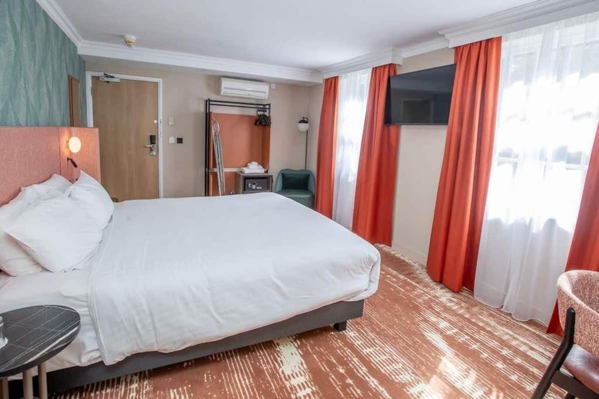 Privilege, Room, 1 Double Bed | Hypo-allergenic bedding, desk, blackout drapes, iron/ironing board