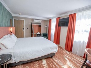 Privilege, Room, 1 Double Bed | Hypo-allergenic bedding, desk, blackout drapes, iron/ironing board - Mercure Thurrock Stifford Hall (Grays)