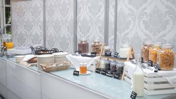 English breakfast on weekdays (GBP 12.00 per person)