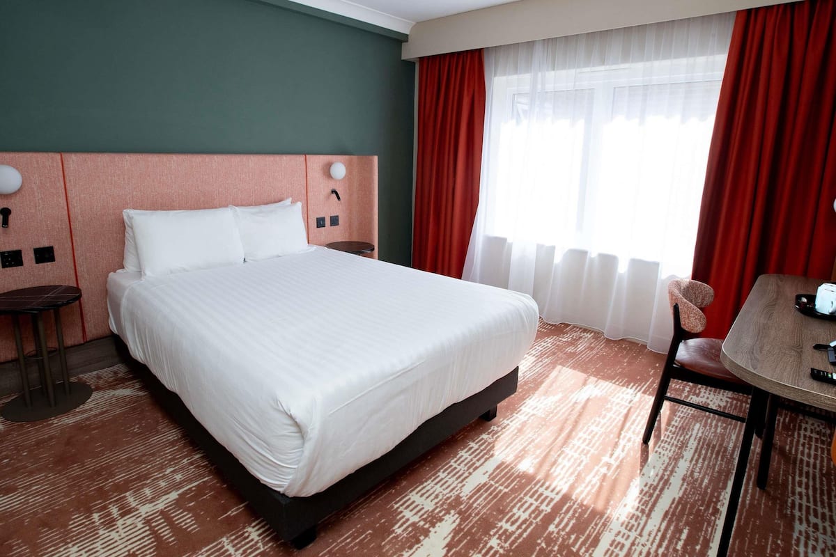 Chambre Classique, 1 lit double | Literie hypoallergénique, bureau, rideaux occultants