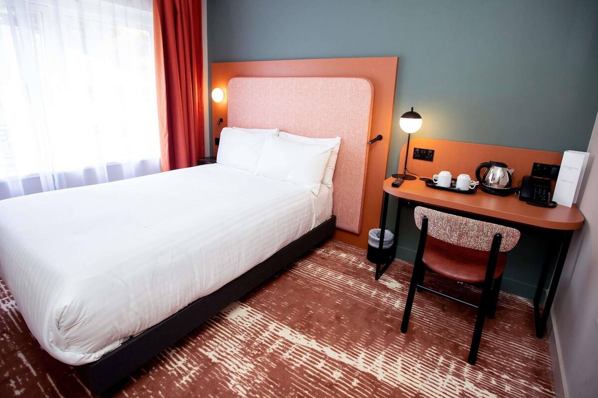 Habitación estándar, 1 cama doble | Ropa de cama hipoalergénica, escritorio, cortinas opacas