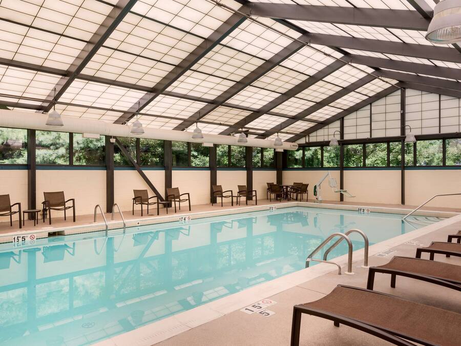 Una piscina cubierta