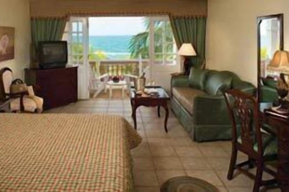 Beachfront Jr Suite Au Natural