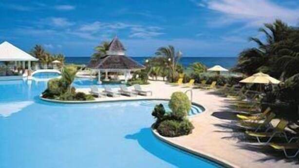 Pool - Breezes Resort & Spa Rio Bueno (Rio Bueno)