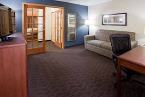 Deluxe Suite, 1 King Bed, Non Smoking (One-Bedroom Suite) | Desk, laptop workspace, blackout drapes, soundproofing