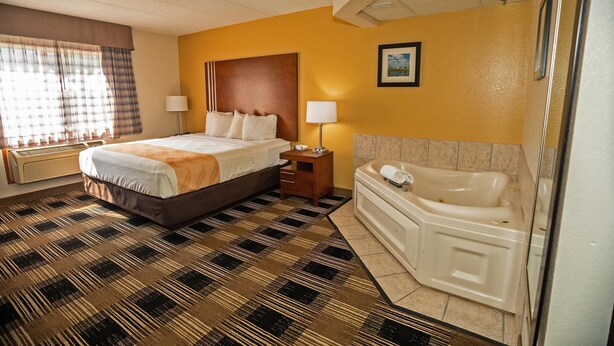 Suite, 1 King Bed, Non Smoking - Quality Inn near Medical Center (Rochester)