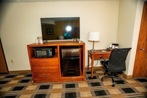 Suite, 1 King Bed, Non Smoking | Desk, laptop workspace, iron/ironing board, free wired internet - Quality Inn near Medical Center (Rochester)