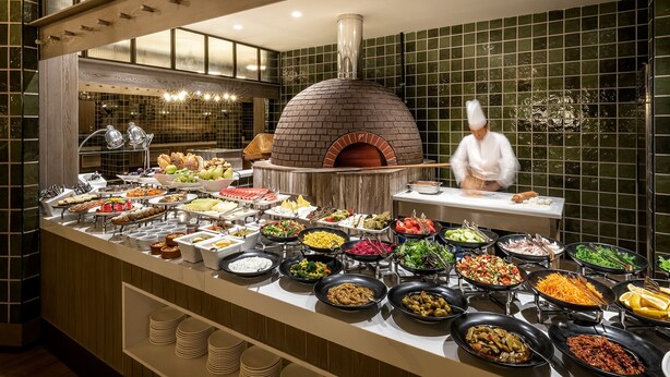 A buffet with a variety of dishes and a brick oven pizza station. - Polat Palandoken (Erzurum)