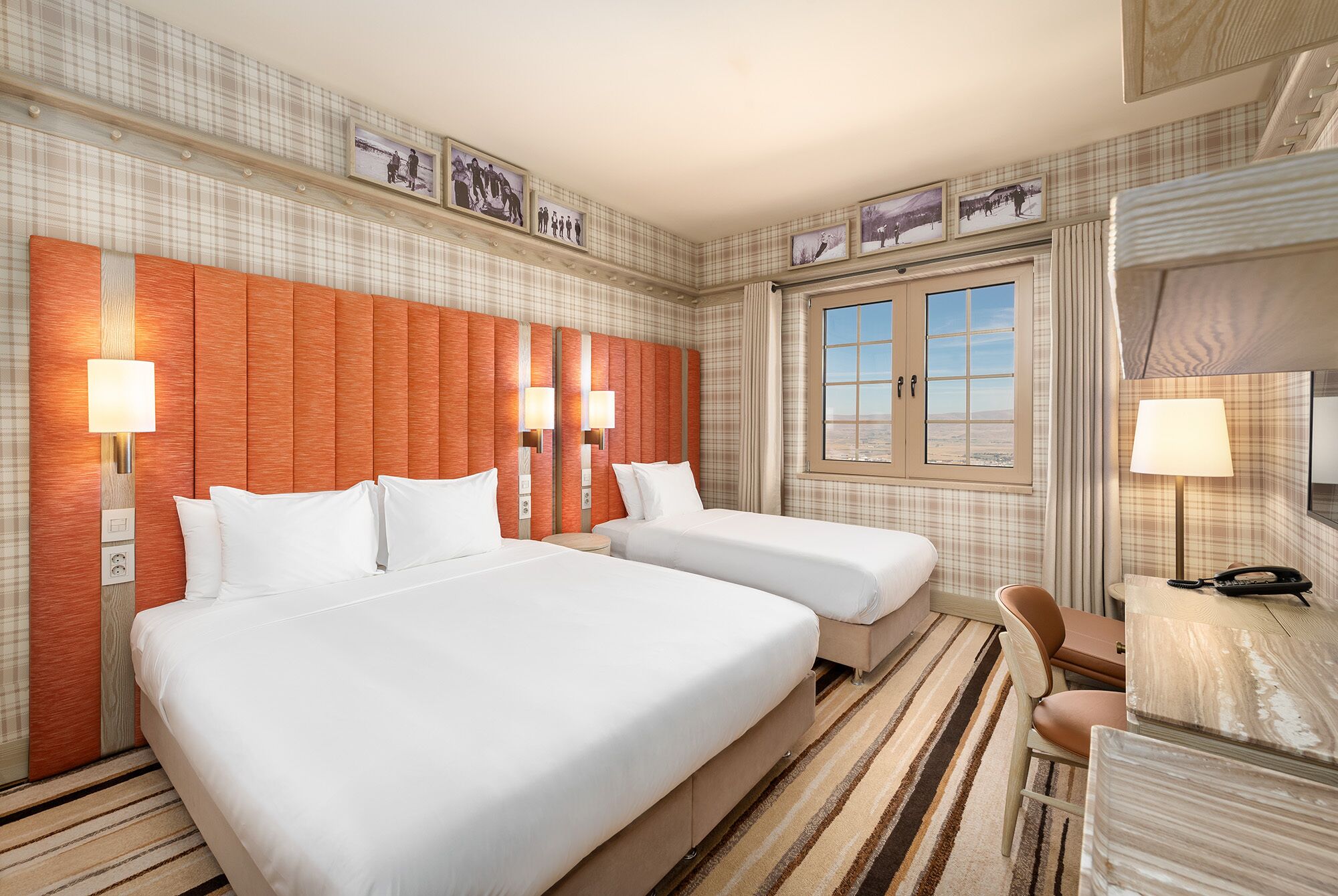 family room, 1 queen bed | 1 bedroom, pillow-top beds, minibar, in-room safe